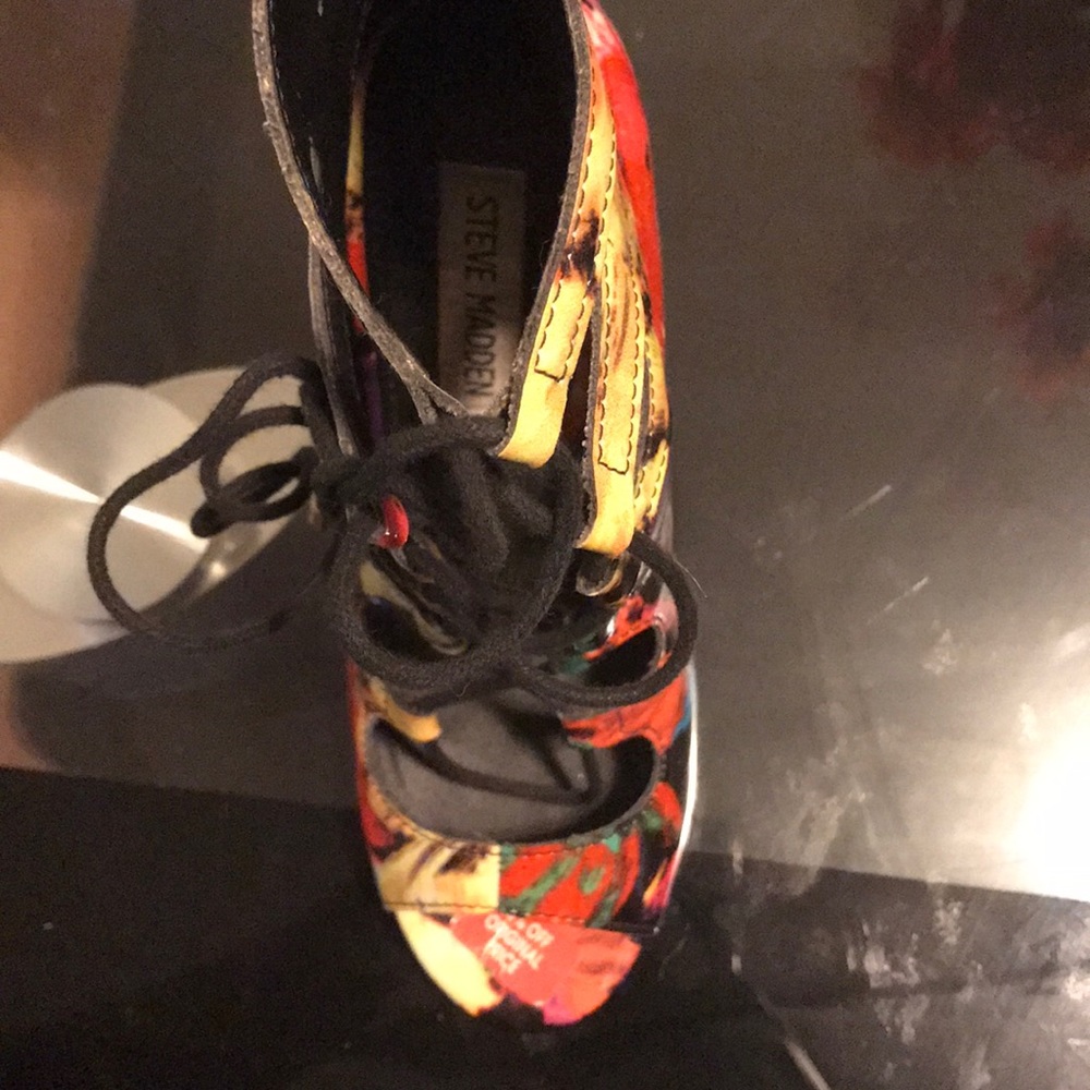 Floral Steve Madden shoe - Picture 3 of 3